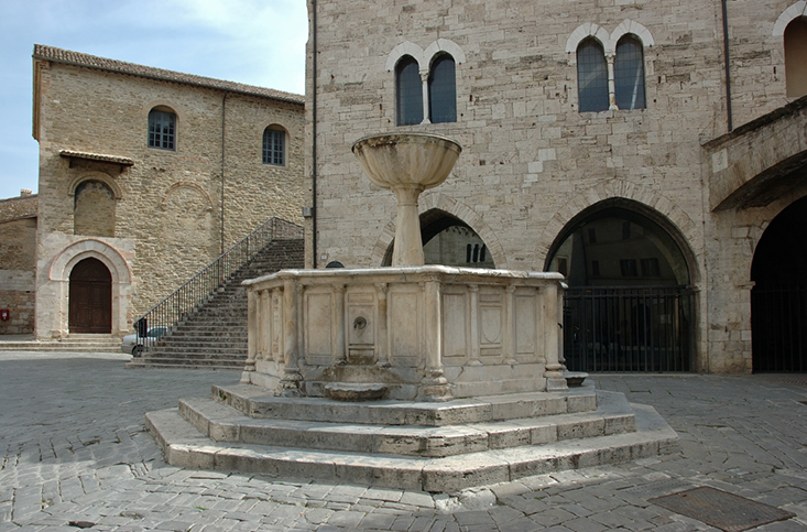 Piazza con fontana a Bevagna