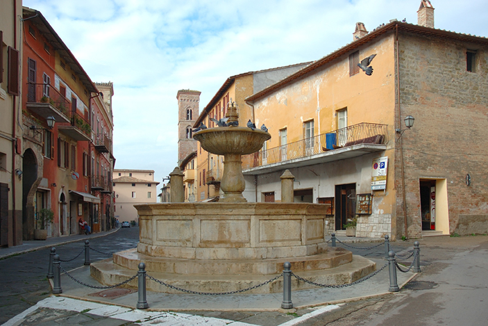 Piazza con fontana di Deruta