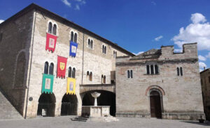 La piazza di Bevagna: molti volti, molte storie ma sempre lo stesso fascino – II parte