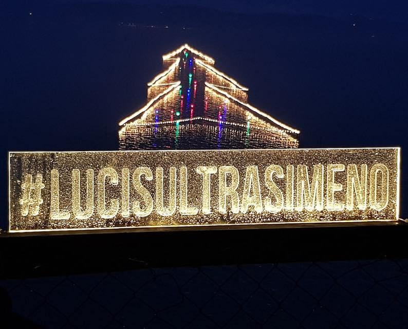 Castiglione del Lago brilla con “Luci sul Trasimeno” e l’Albero di Natale in acqua più grande del mondo