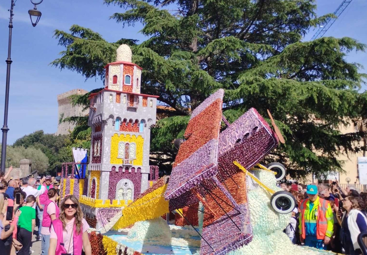 Festa del Tulipano dal sapore internazionale: carri allegorici dedicati a quattro “piccoli Stati”