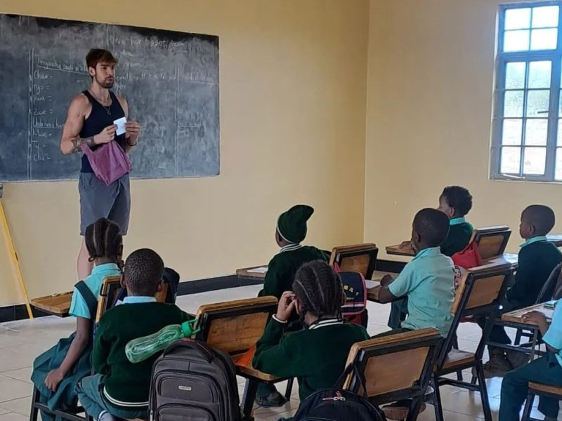 Davide Momi ha realizzato il suo progetto: “Ho aperto la scuola in Tanzania che avevo sognato”