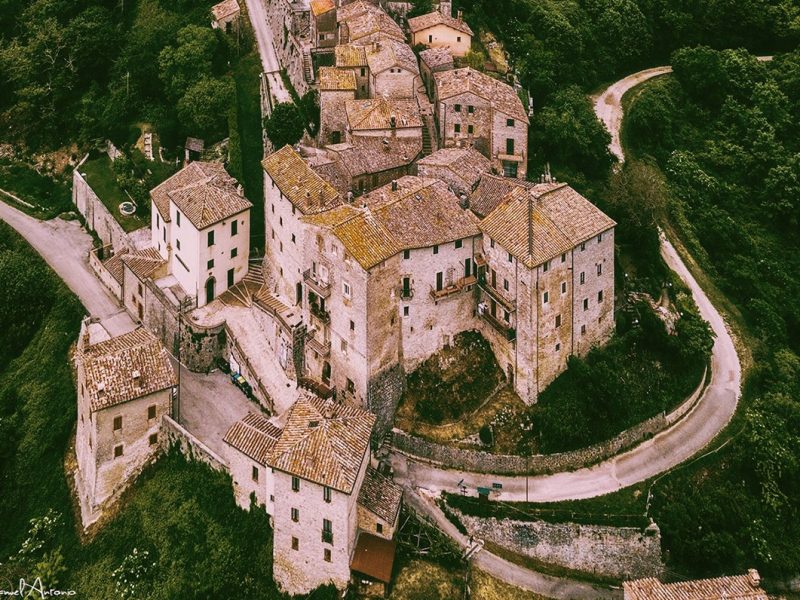 Of devotion and chestnut woods: the village of Santa Restituta, a jewel to be discovered